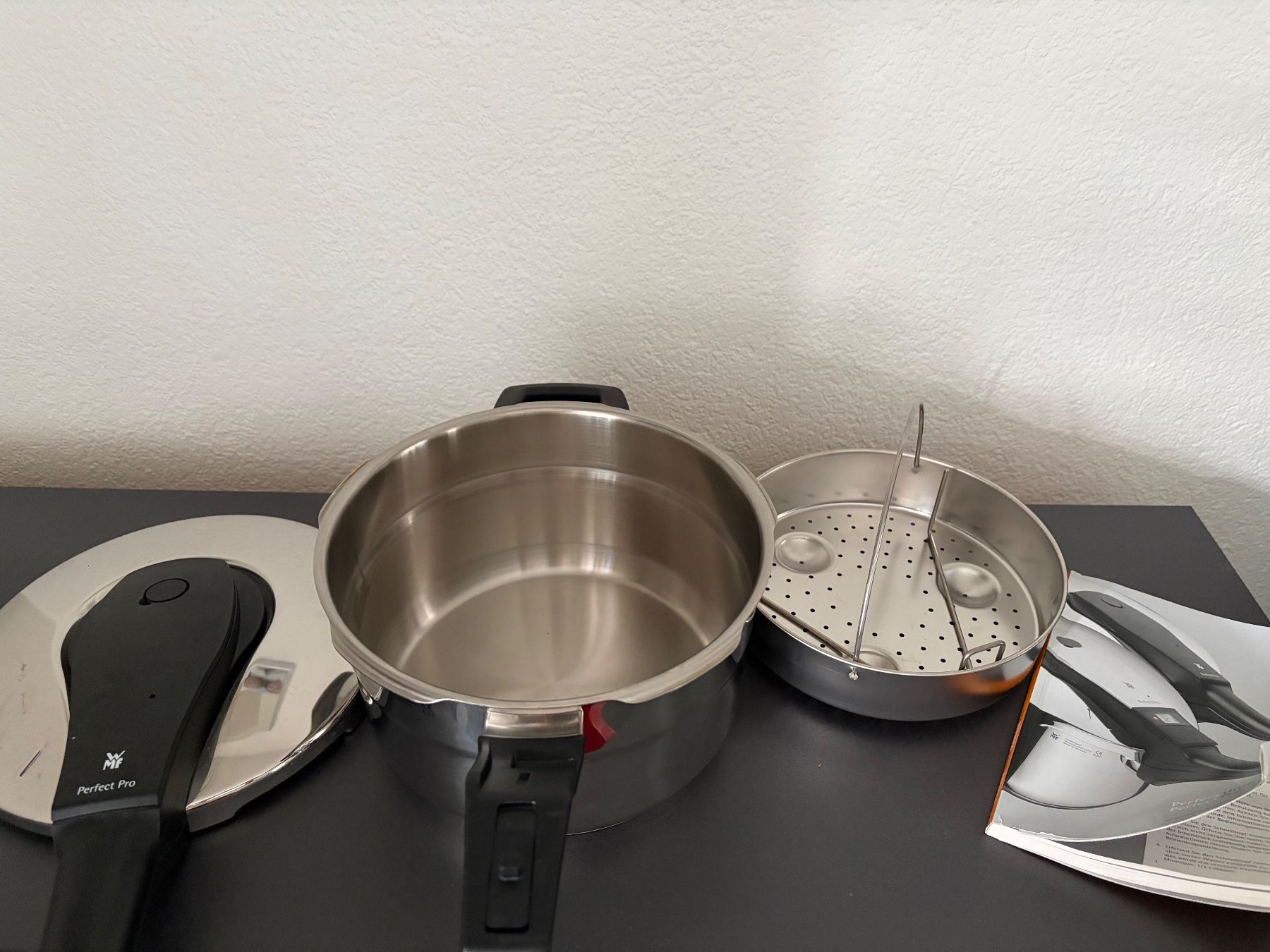 WMF Pentole: WMF Schnellkochtopf Perfec Pro mit Einsatz NEU – Nuovo (secondo la descrizione) da Aarau venduto da don_9hqj