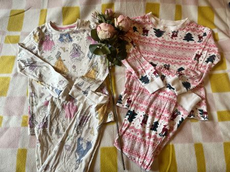 2 gorgeous pairs of pyjamas for girl (6-7 years) 116 - 122cm