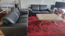 Zwei Ledersofas schwarz gepolstert gebraucht guter Zustand