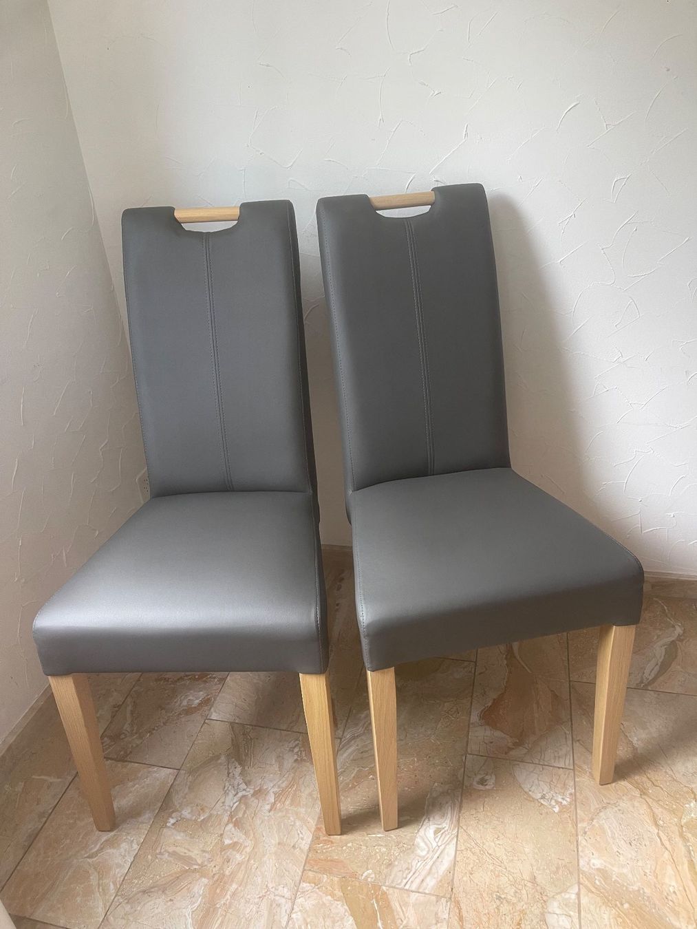 Stühle: Essstühle Neu grau – Neu (gemäss Beschreibung) aus Dietikon von Nieselchen