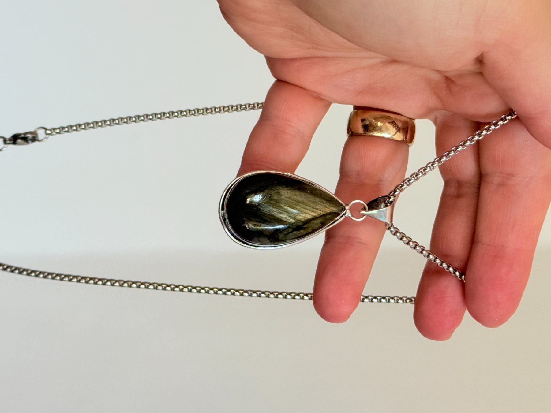 Catenine: Collier vintage avec pendentif pierre Labradorite – Nuovo e nell'imballaggio originale da Genève venduto da AWWA 2