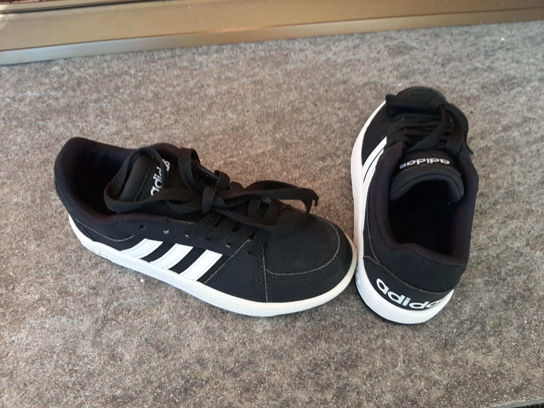 Adidas Scarpe per ragazze: Adidas sneaker gr. 30 – Usato da Brissago venduto da lucabell 1