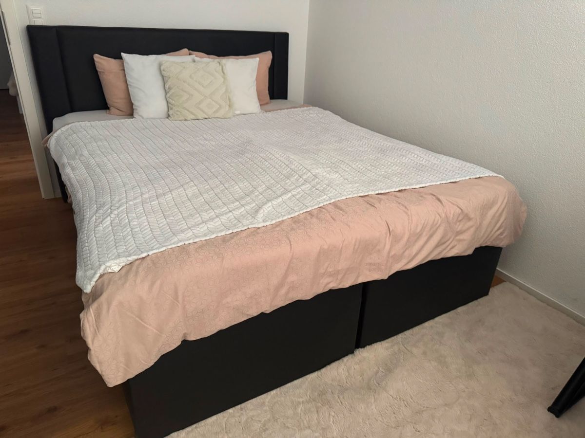 Conforama Lits: Boxspringbett schwarz mit Kopfteil Grösse 160x200cm – D'occasion à Ried b. Kerzers par SebastianAlexx 1