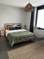 Bett aus massiver Eiche und Eichenfurnier