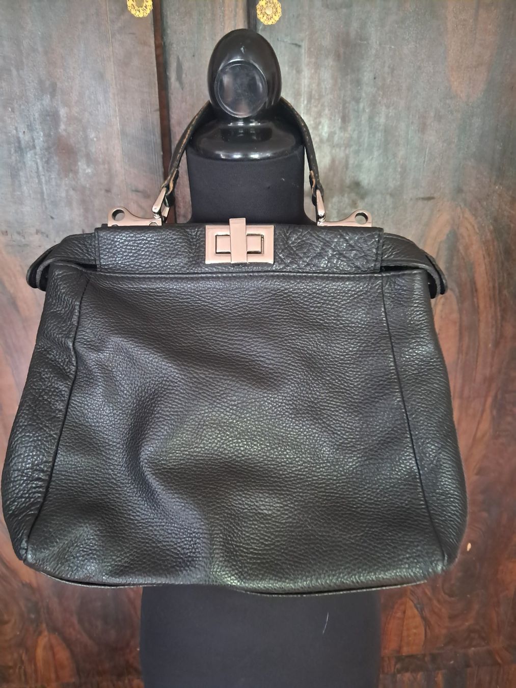 Sacs: Ledertasche . geräumig . schwarz . mit 2 Fächern . – D'occasion à Leuggelbach par schmetterlings-fee