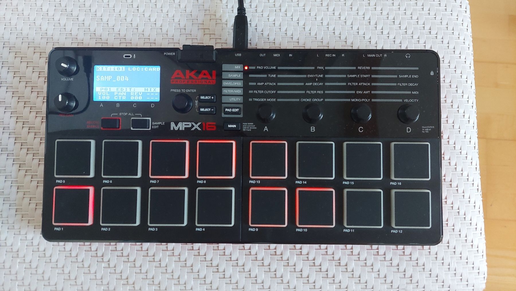 Akai Strumenti musicali: AKAI MPX16 Sampler inkl USB Kabel, Netzteil & 16GB Micro SD – Usato da Arisdorf venduto da GoodJoice