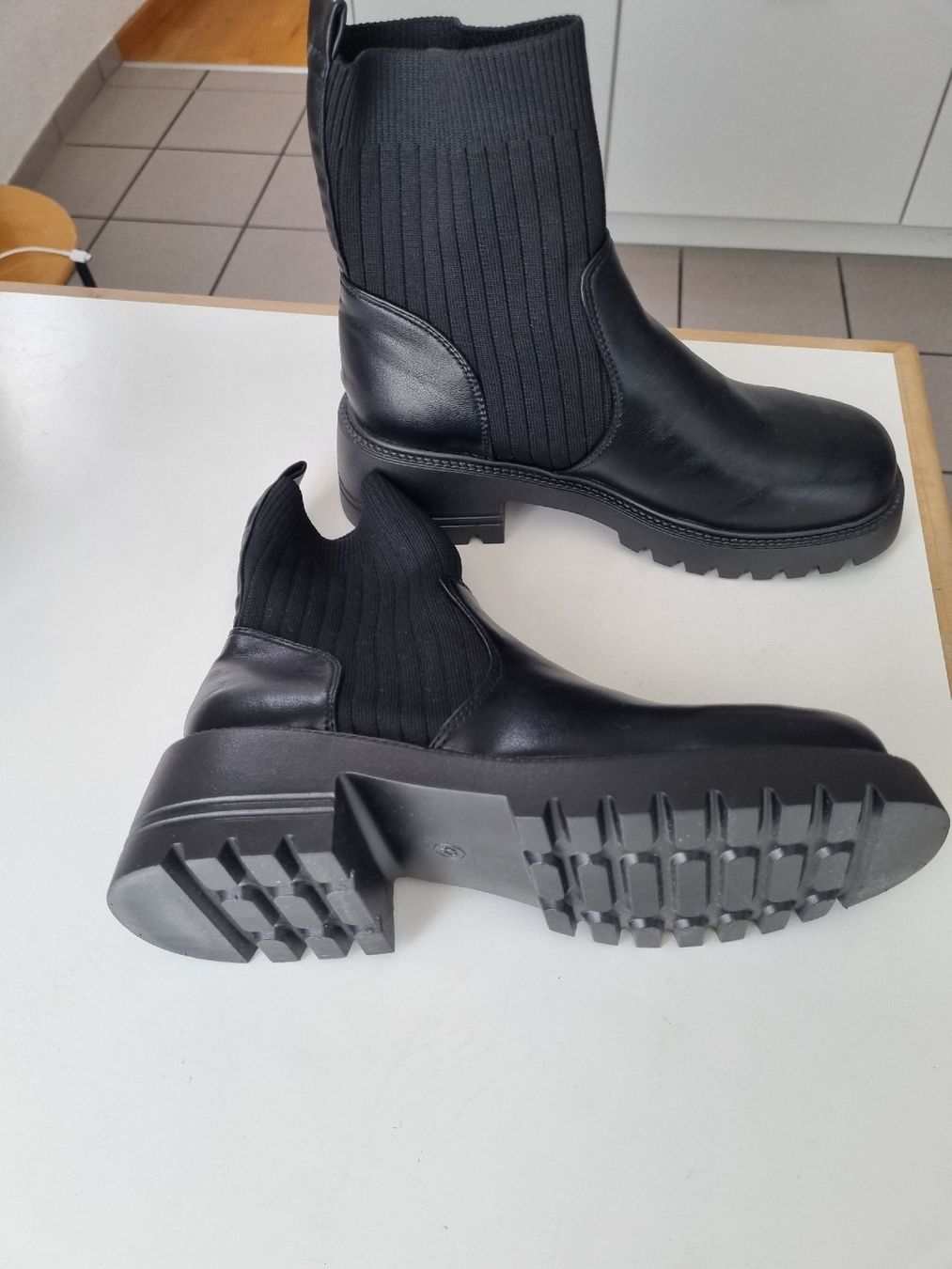 Damenschuhe: Schwarze Winterstiefeletten mit Profilsohle, Grösse 40 – Neu (gemäss Beschreibung) aus Bern von Olgas_Welt 2