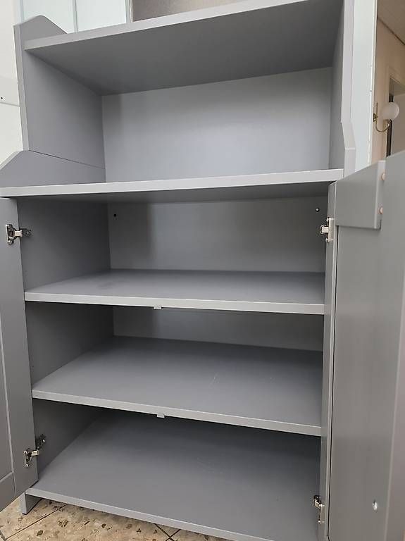 Ikea Commodes: Schönes geräumiges Möbel Ikea grau mit Türen – D'occasion à Grosswangen par Bitubo 2