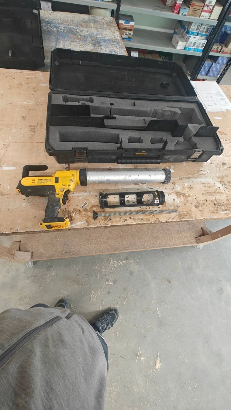 Dewalt Tutti gli attrezzi: Dewallt Akku-Kartuschenpresse DCE580 18v – Usato da Waldkirch venduto da Jerom77 2