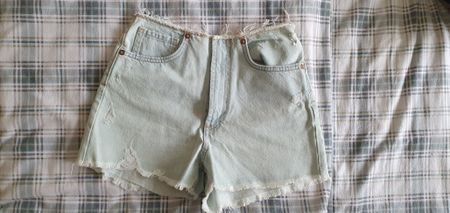 NEU - Zara Shorts, hellblau, Gr. 32