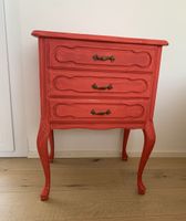 Rotes Nachttischchen