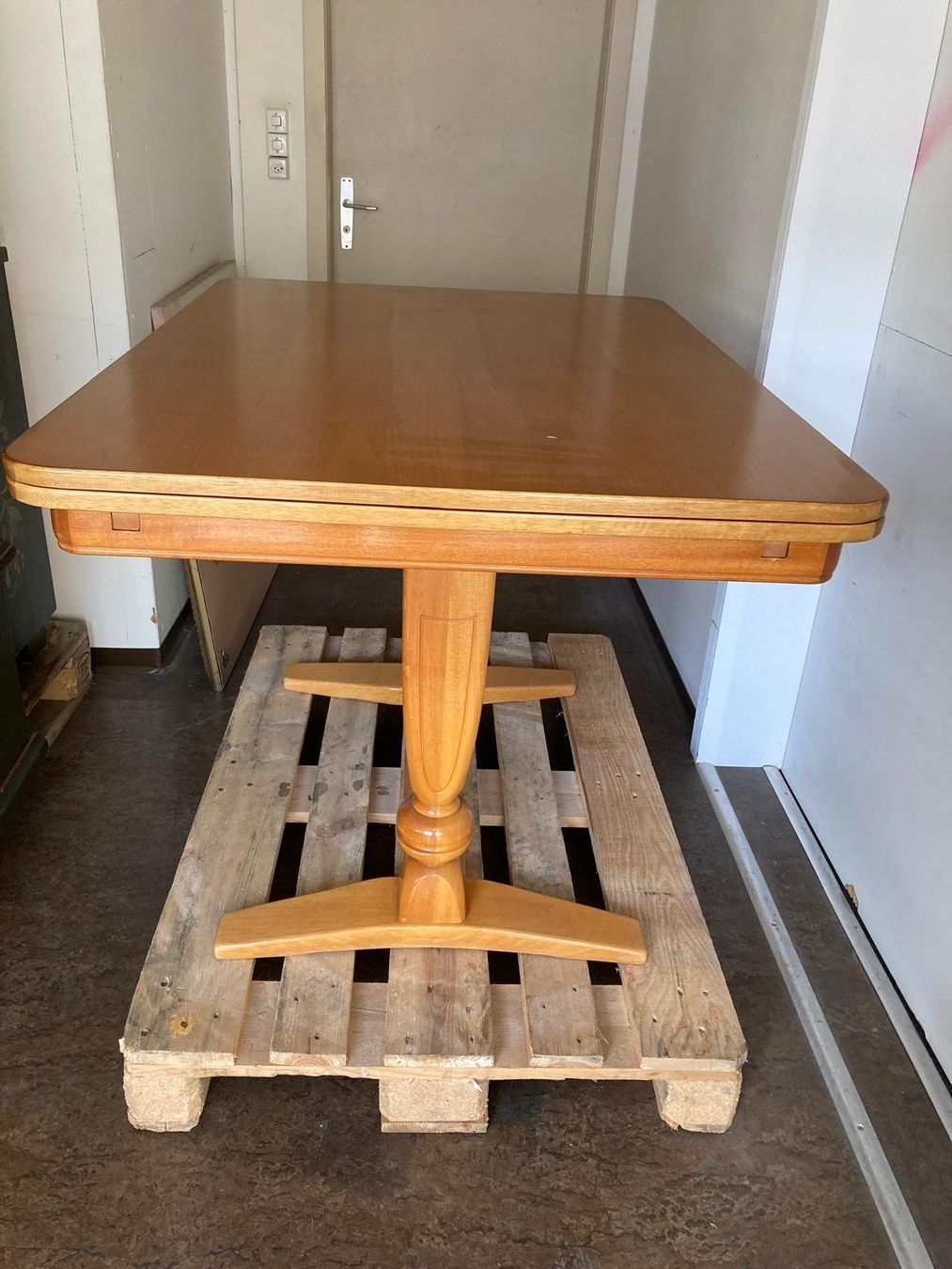 Tables: Holz Esstisch mit Auszug – D'occasion à Niederhelfenschwil par Chleeblatt1938 5