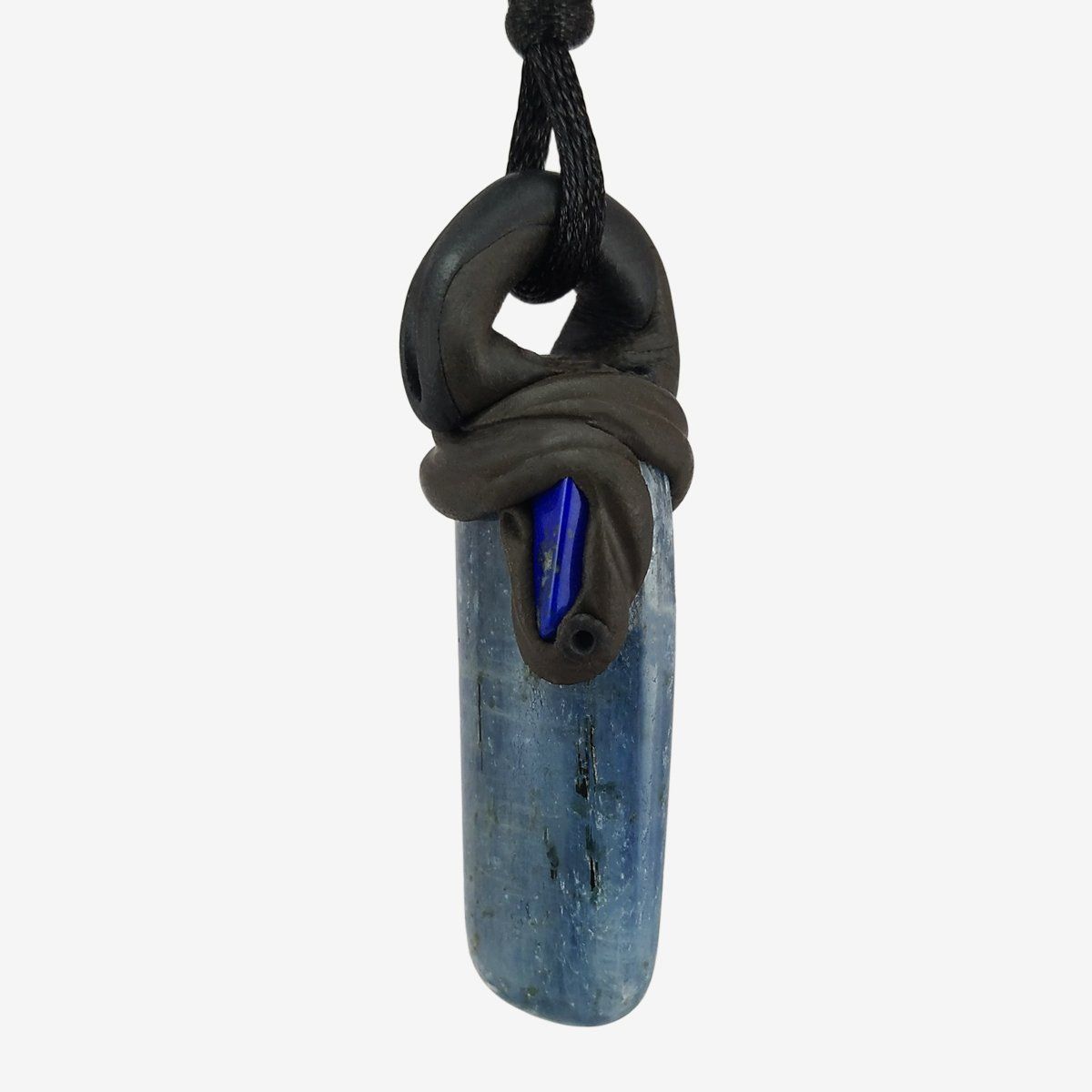 Minerali & Pietre curative: Kyanit-Disthen Steinanhänger mit eingefasstem Lapislazuli – Nuovo e nell'imballaggio originale da Meilen venduto da BYRD-Design 1