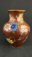 Alte Cloisonne-Vase mit Blumen