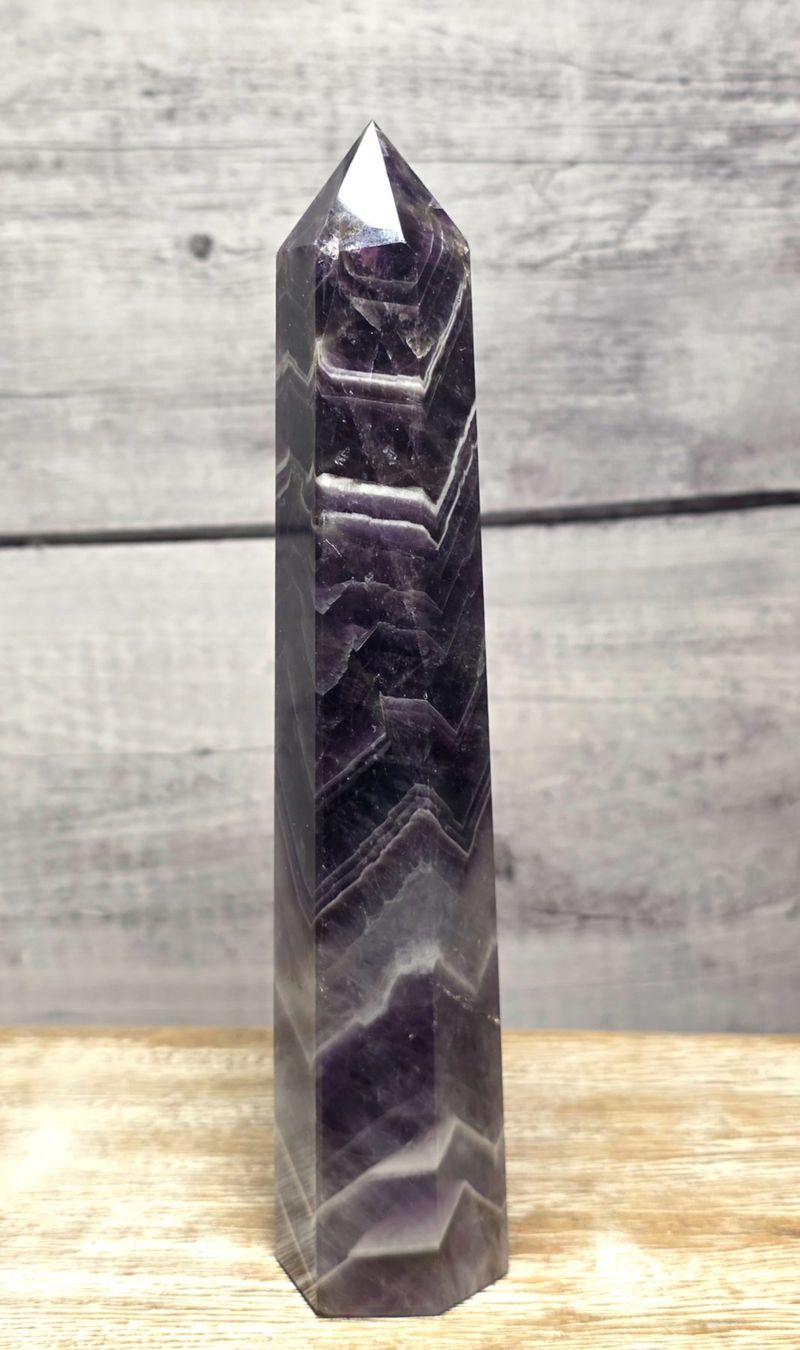Minerali & Pietre curative: Chevron Amethyst Obelisk E 290g – Nuovo e nell'imballaggio originale da Matzingen venduto da Shay_Crystalz 1