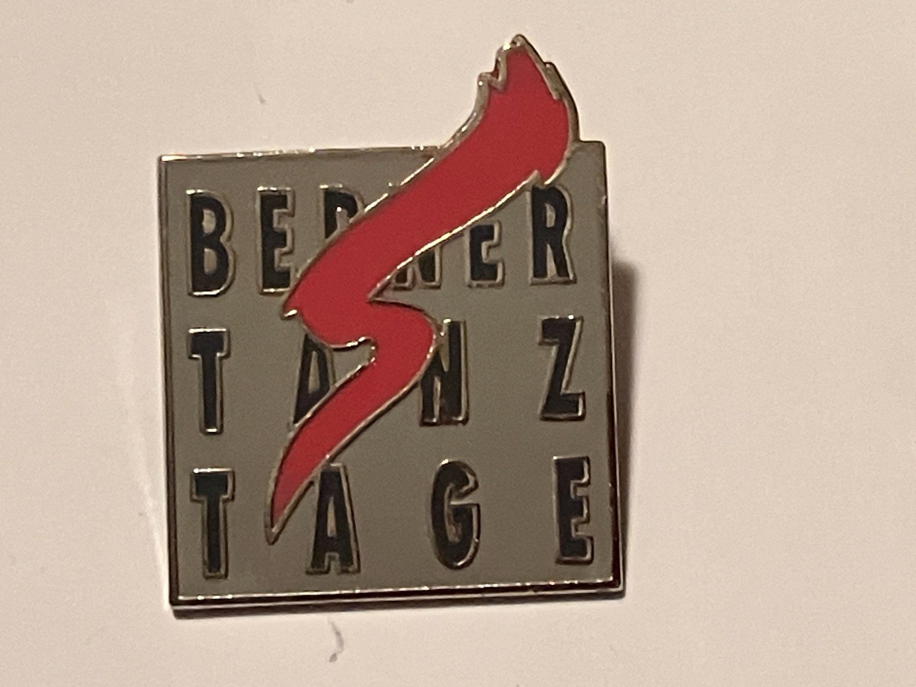 Placchette & Badge: 1 Pin Berner Tanz Tage – Usato da Basel venduto da djwwpp