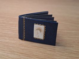 Altes Fotoalbum mit eingeklebten Fotos, Puppenhaus