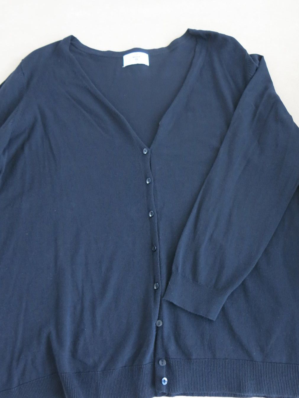 Giacche: Basic-Strickjacke mit V-Ausschnitt – Usato da Lachen SZ venduto da artbyblondangel 6