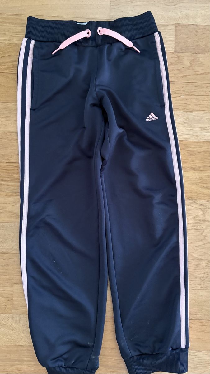 Adidas Pantaloni: Adidas Trainerhose, 2 Stück, Gr. 140 – Usato da Hölstein venduto da Maramo 1