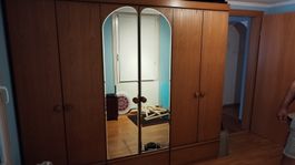 Schrank aus Holz, ohne Inhalt, 206x64x232
