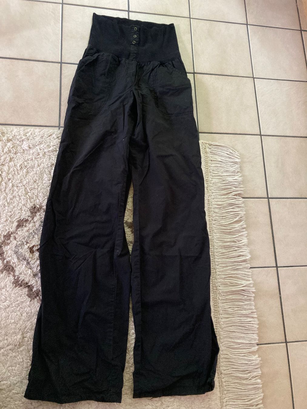 Jeans: Cargo Hose schwarz mit hohem elast. Bund Gr M – Usato da Uesslingen venduto da manu-ela41