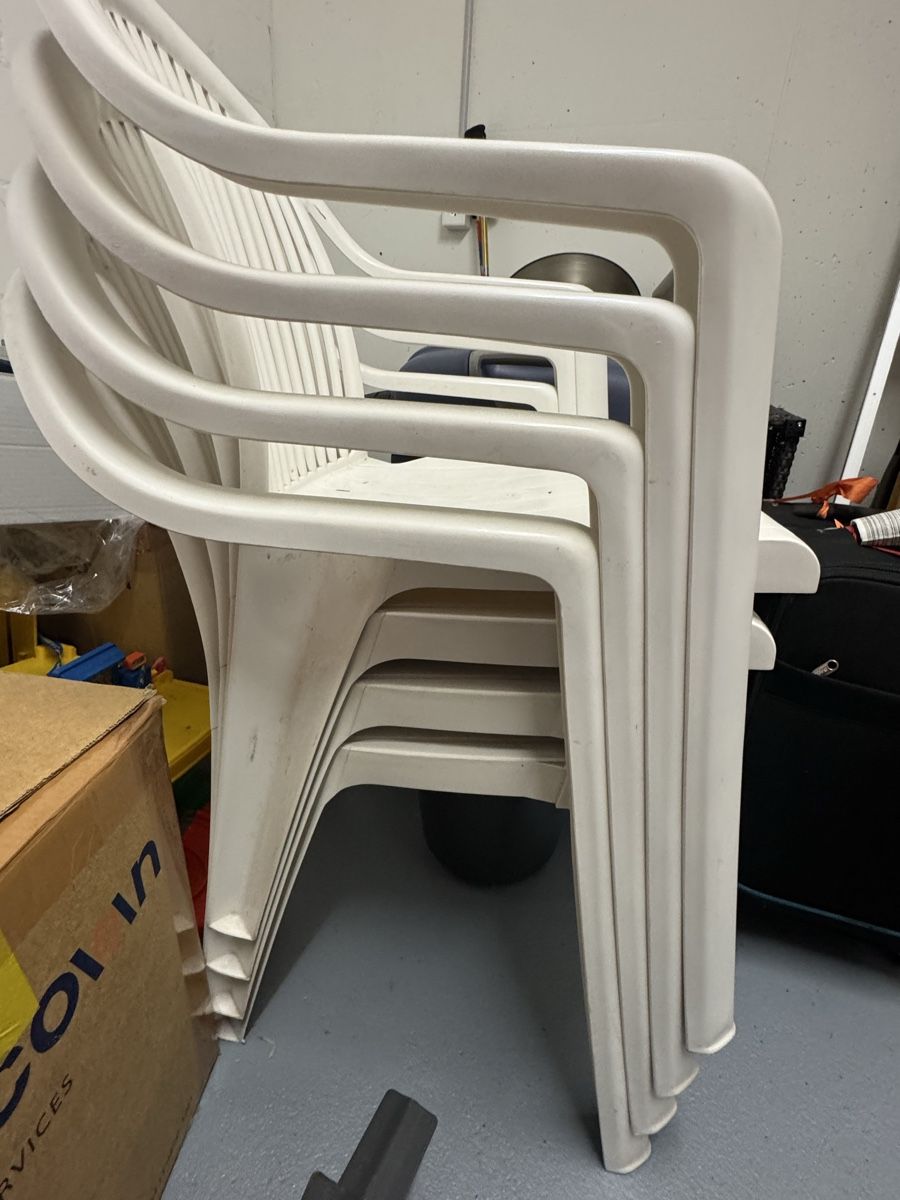 Stühle: Plastikstühle. – Gebraucht aus Binningen von ale_8zmb 2