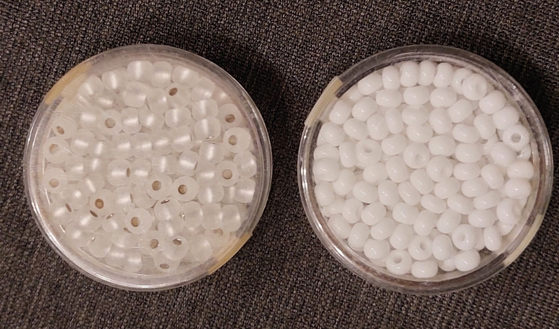 Perle (finte): 2 Döschen Rocaillesperlen 4,5 mm, 17 g – Nuovo e nell'imballaggio originale da Sargans venduto da blauberg
