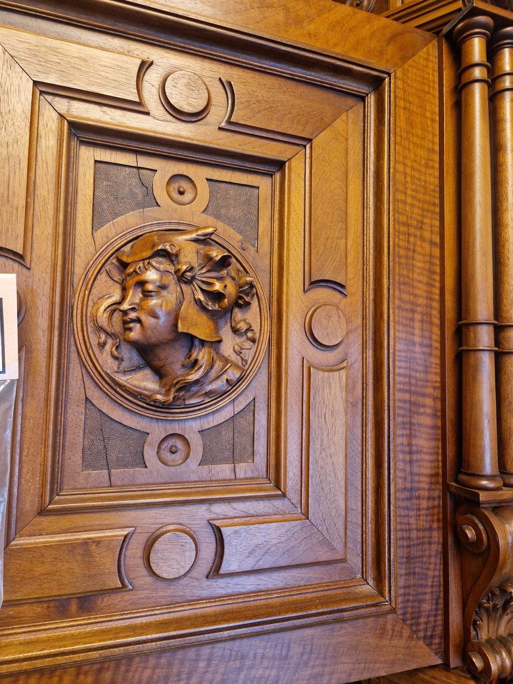 Credenze: Eindrucksvoller, antiker Nussbaum Schrank – Usato da Arbon venduto da MadameLuLa9320 3