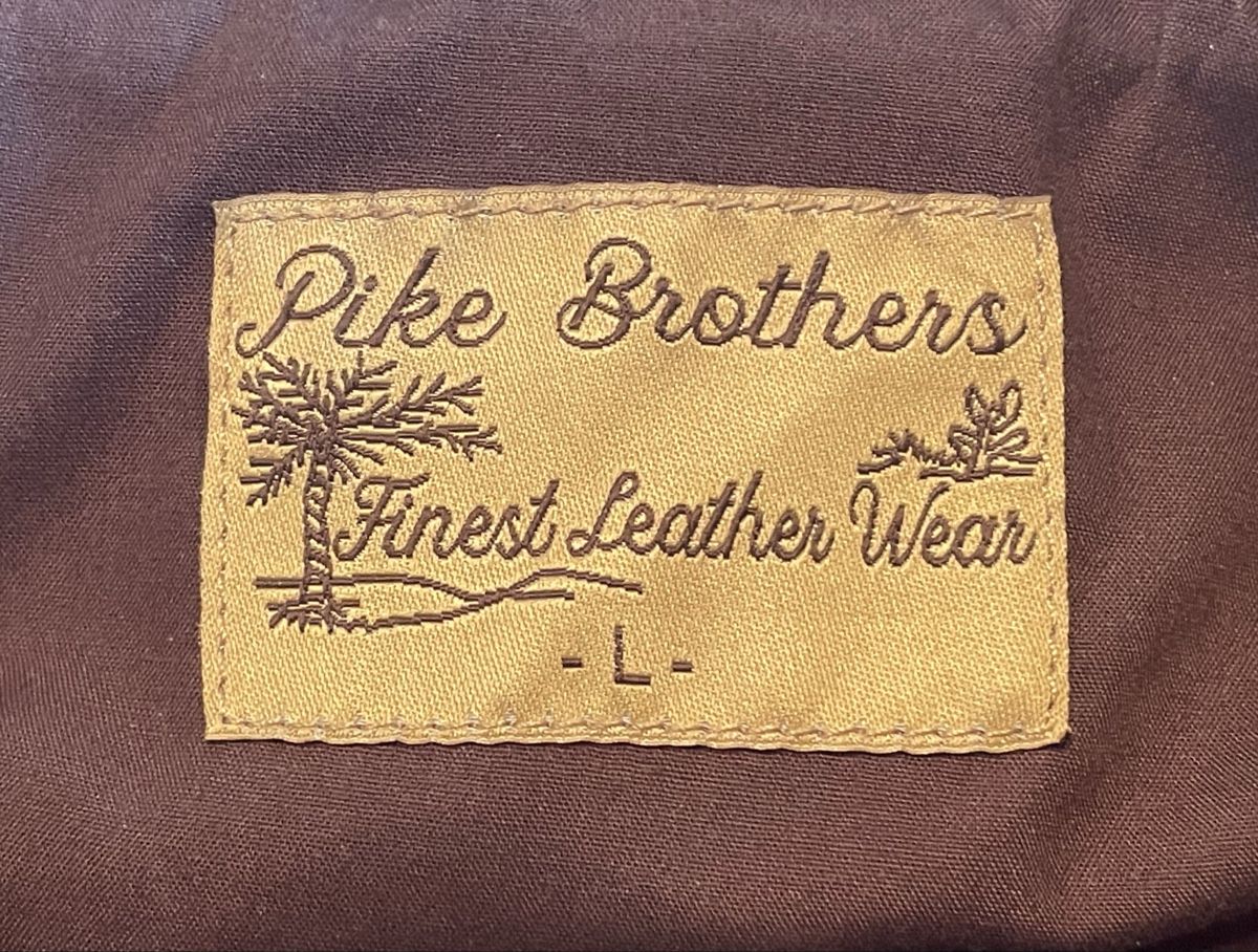 Pike Brothers Giacche: Braune Lederjacke Pike Brothers Grösse L neu – Nuovo e nell'imballaggio originale da Gebertingen venduto da Photographica 2