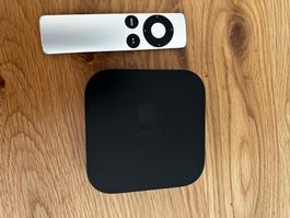 Apple TV mit Fernbedienung und Stromkabel
