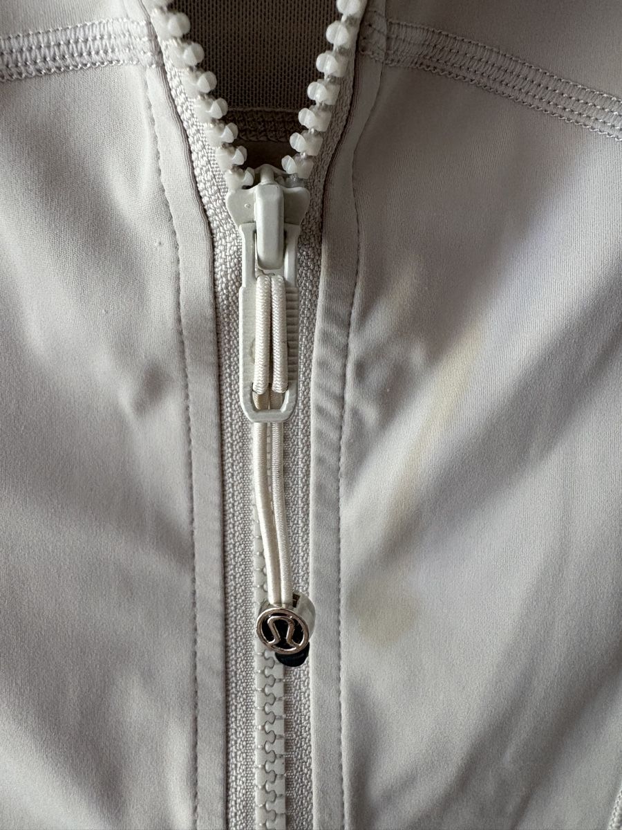 Lululemon Lotti di vestiti: Lululemon jacket and leggings off-white – Usato da Nyon venduto da My_wardrobe 2