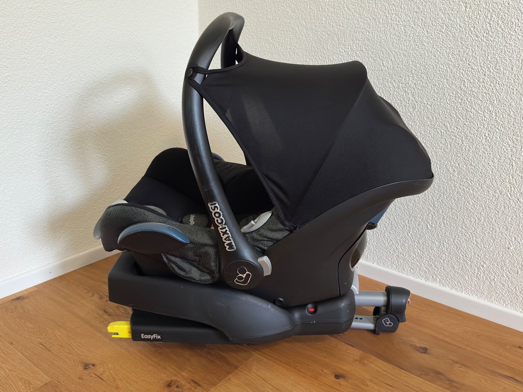 Maxi-Cosi Seggiolini per auto: Maxi-Cosi Cabrio Babyschale mit Autohalterung – Usato da Mörschwil venduto da vet_vzj9 1