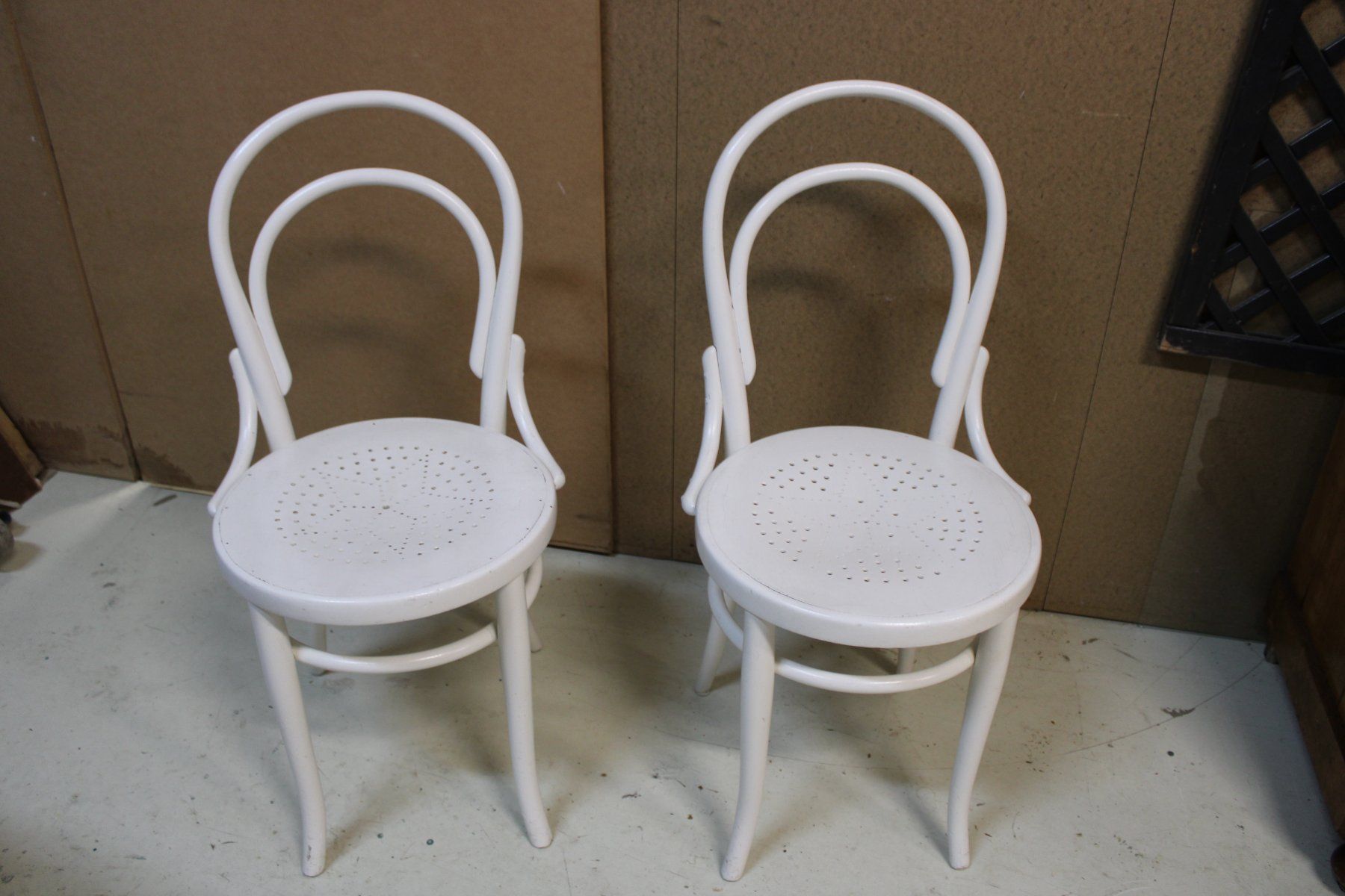 Sedie: 2 chaises bistrot blanches en bon état – Usato da Colombier NE venduto da jeventph 7