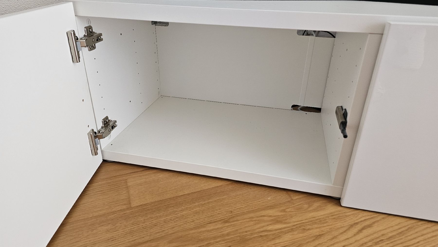 Ikea Mobili TV: Weisses TV-Möbel mit Stauraum – Usato da Rothrist venduto da Niggitta 1