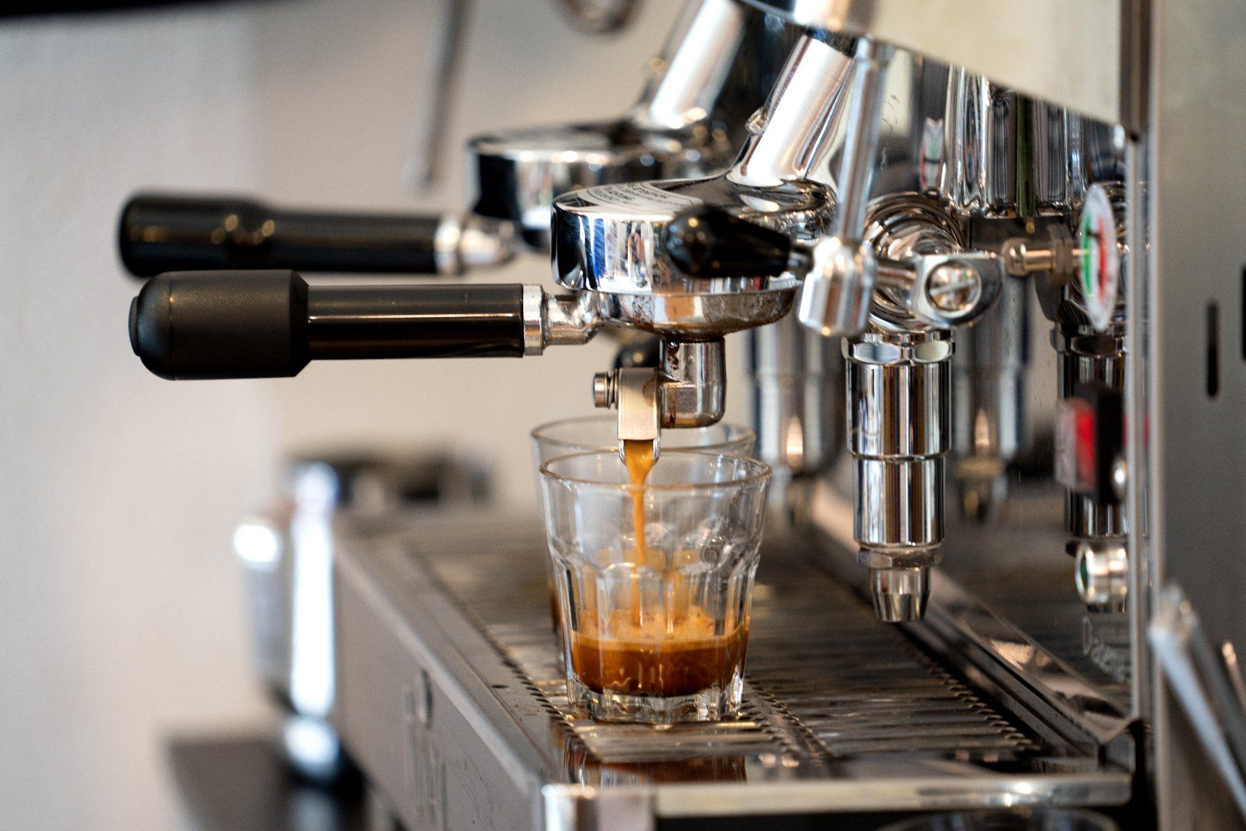 Macchine per caffè & Macchine per espresso: Professionelle Zweigruppen-Espressomaschine – Usato da Uhwiesen venduto da wer_kfw6