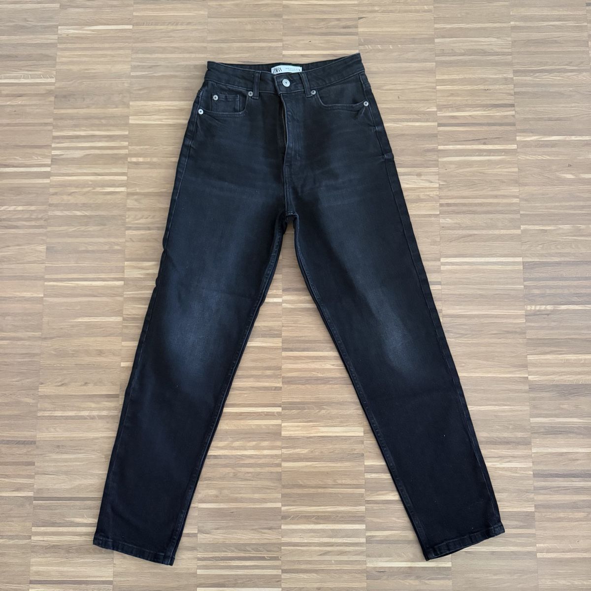 Zara Jeans: ZARA Mom Jeans – Nuovo (secondo la descrizione) da Horw venduto da carmencatharina
