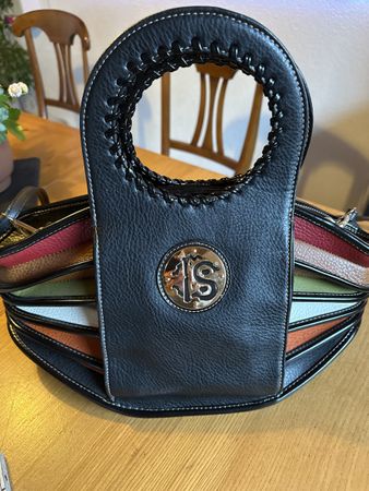 Schwarze Handtasche mit Henkel und Schulterriemen