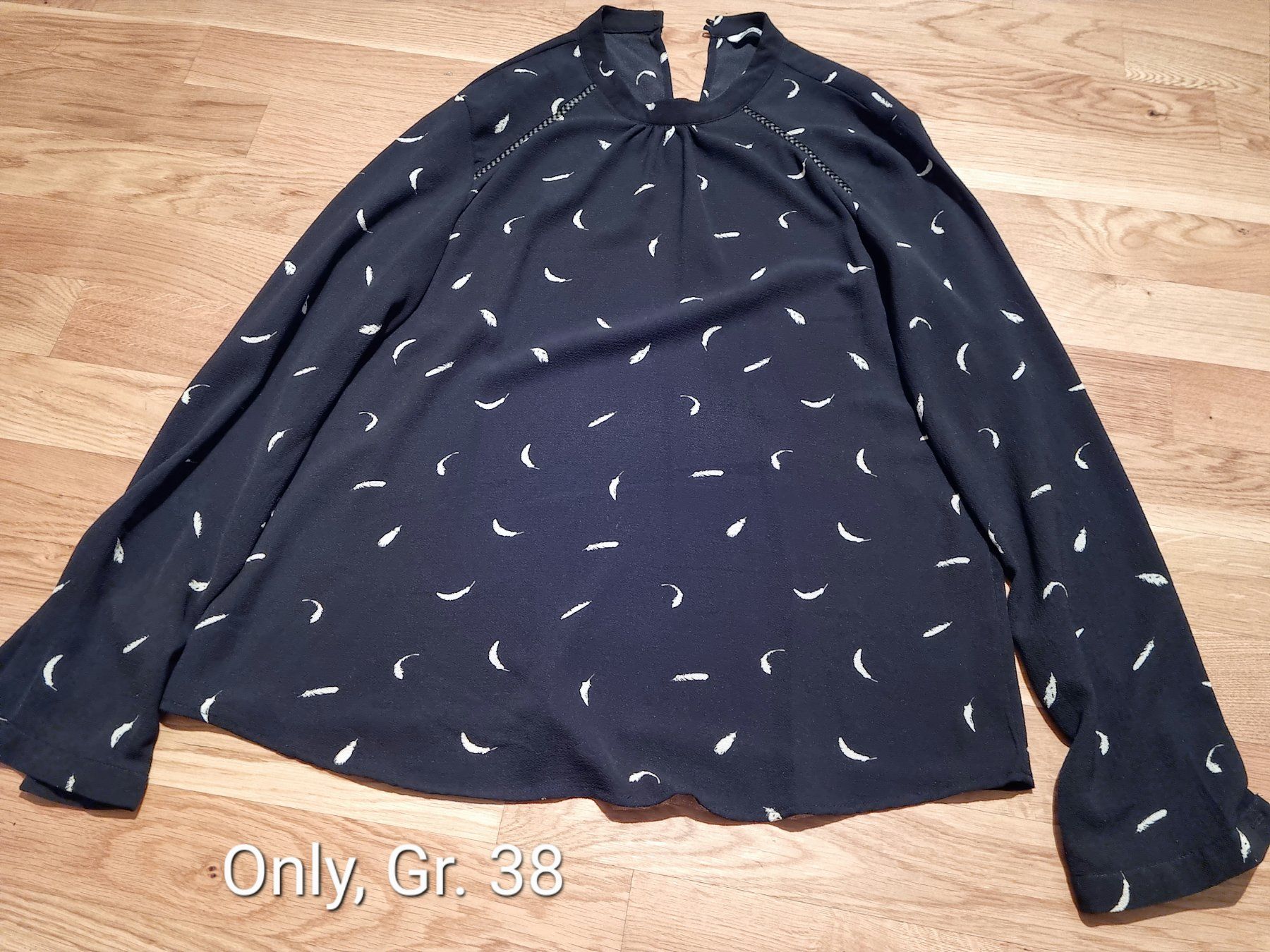Blusen: Langarm-Bluse von Only, schwarz mit Federn, Gr. 38 – Gebraucht aus Kriens von nati.r