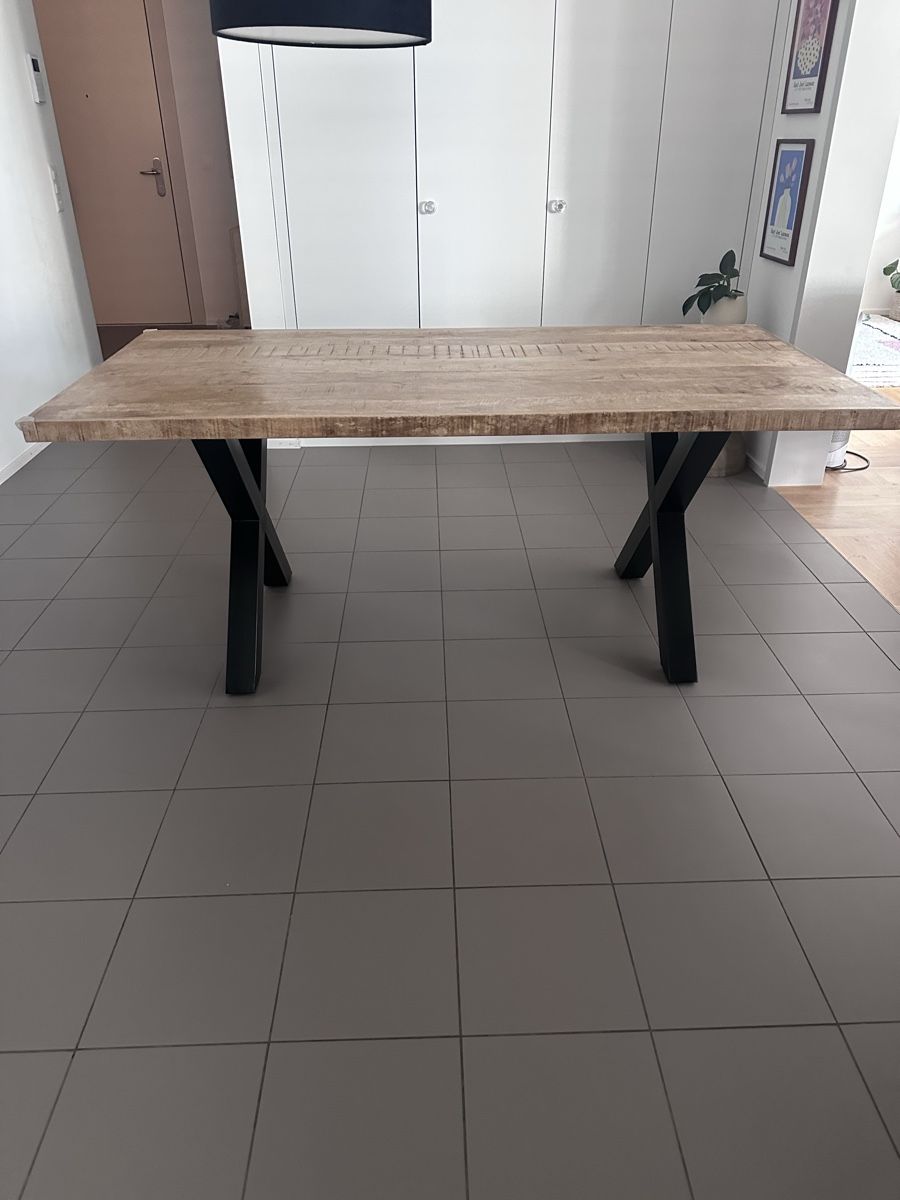Tables: Beautiful solid mango wood dining table by Livique – D'occasion à Zürich par cam_5ln8