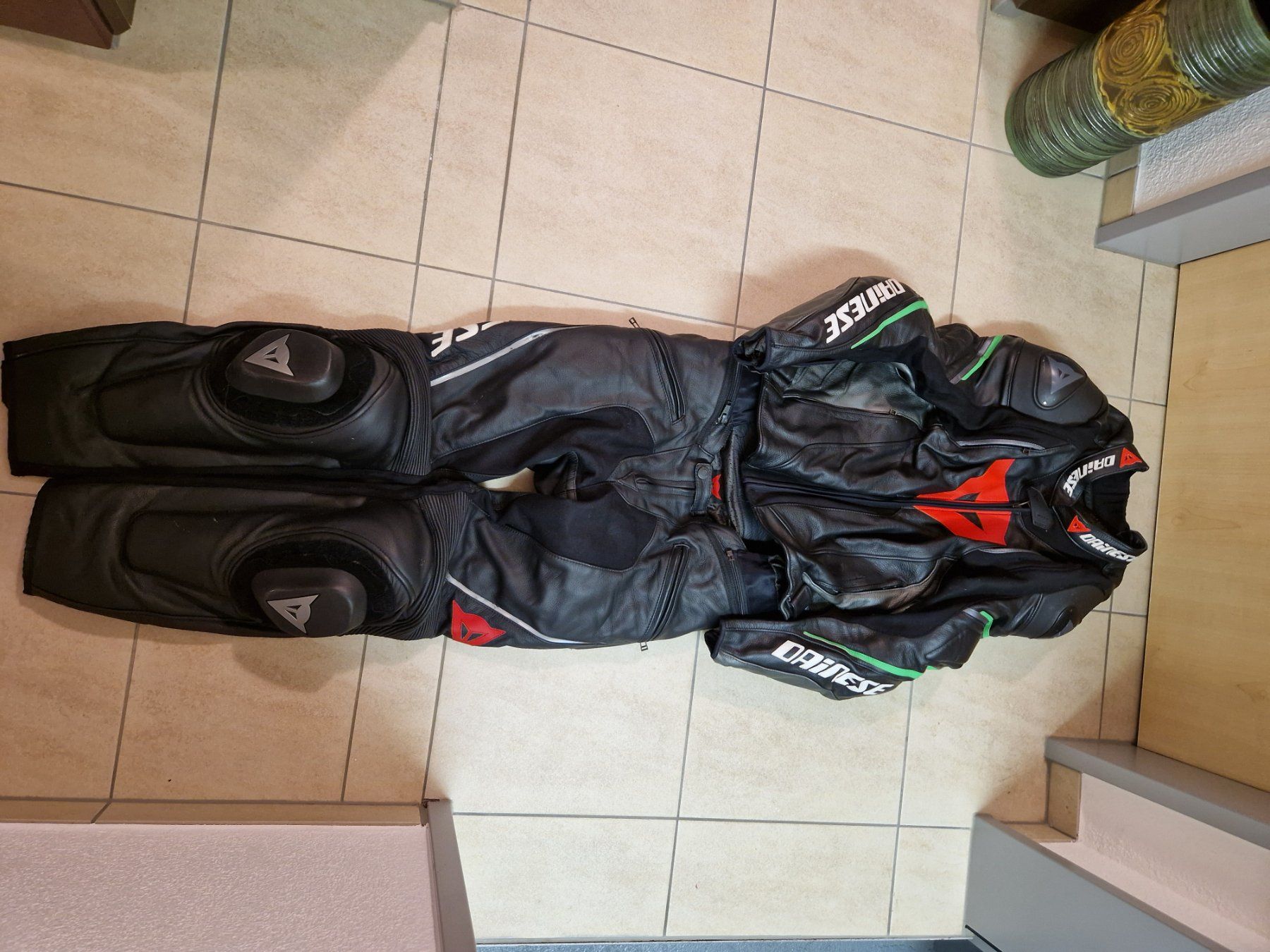 Dainese Giacche: Dainese Lederkombi Grösse 50 2 Teiler – Usato da Benken SG venduto da Sherco-01