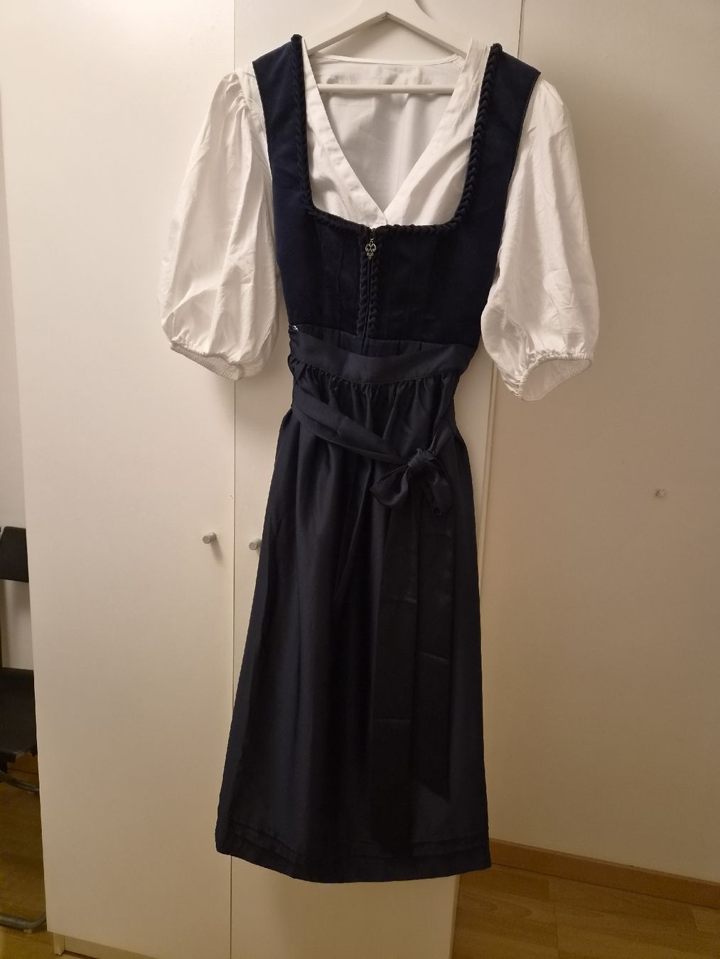 Kleider: Dirndl Grösse 44 mit Bluse  – Gebraucht aus Luzern von val_yps9 1