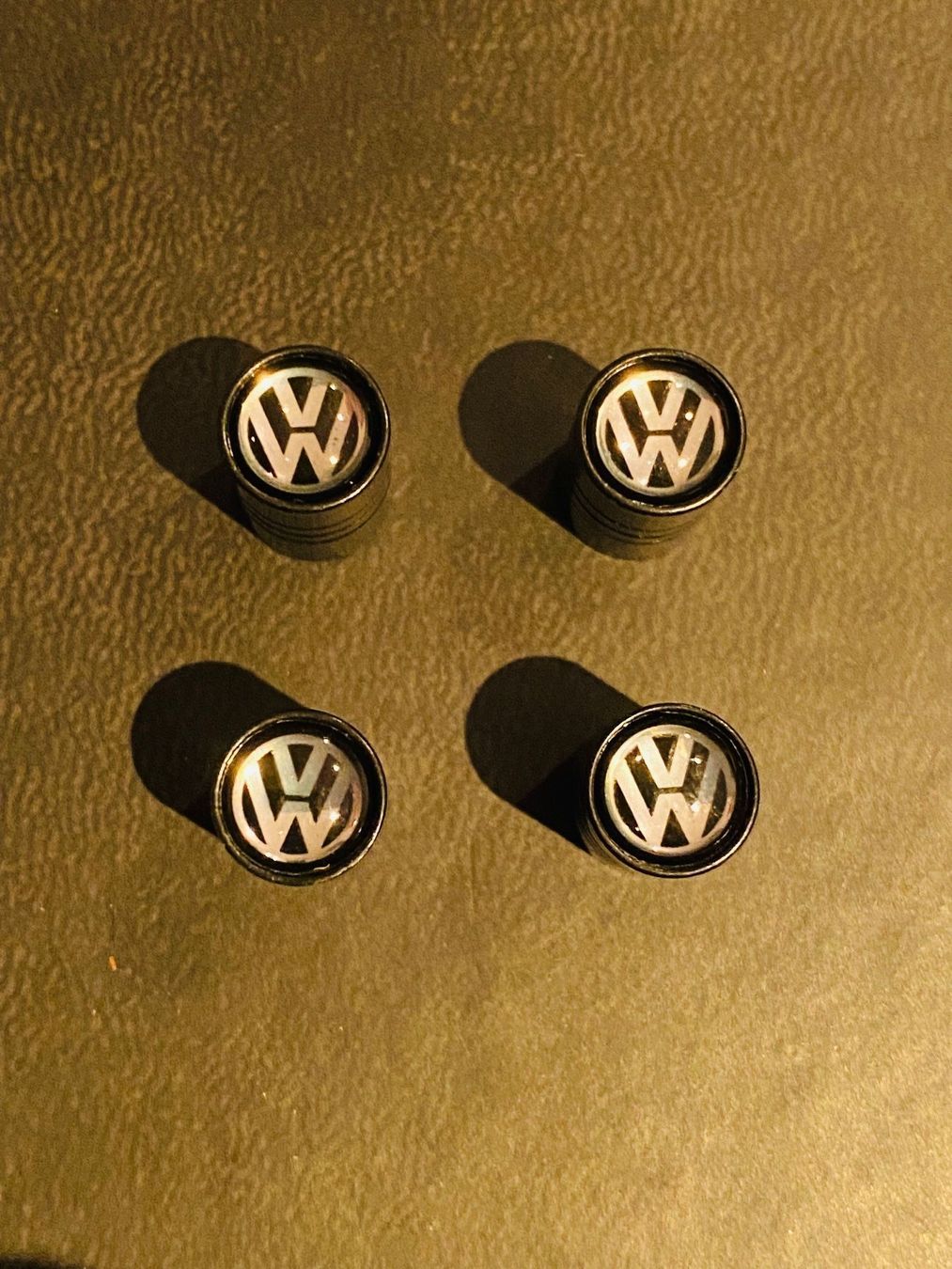 Volkswagen Sonstiges Fahrzeugzubehör: VW Ventilkappen 4er-Set in schwarz NEU – Neu und originalverpackt aus Balsthal von  2