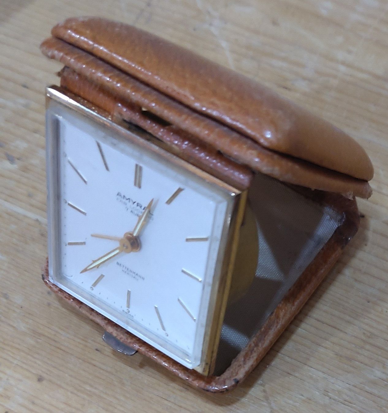Wecker: Reise Wecker AMYRAL Vintage Lederetui – Defekt aus Steinhof SO von Morepointless
