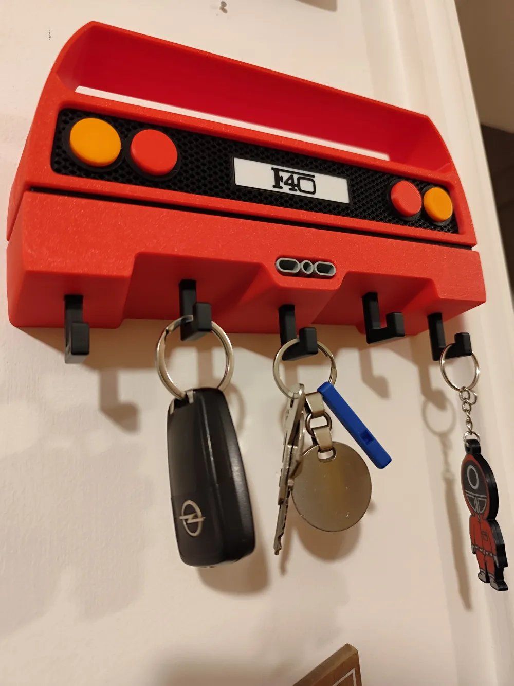 Tutte le decorazioni: F40 Schlüsselhalter – Nuovo (secondo la descrizione) da Niederweningen venduto da Wellington3D 5