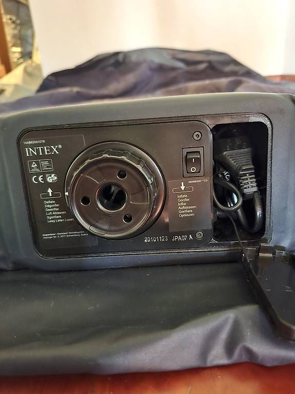 Betten: Intex Luftbett mit integrierter Pumpe – Gebraucht aus Biel/Bienne von Kyruna 2