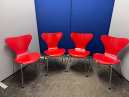 4 Stühle Fritz Hansen Serie 7 Arne Jacobsen, rot