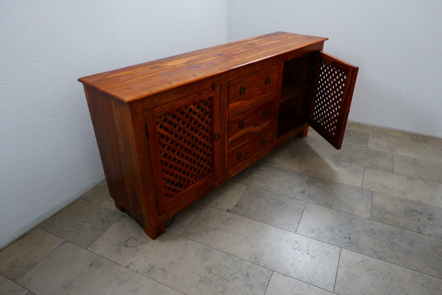 Cassettiere: Wunderschönes massives Sideboard HE009 – Usato da Aesch BL venduto da Zeitstuecke 1