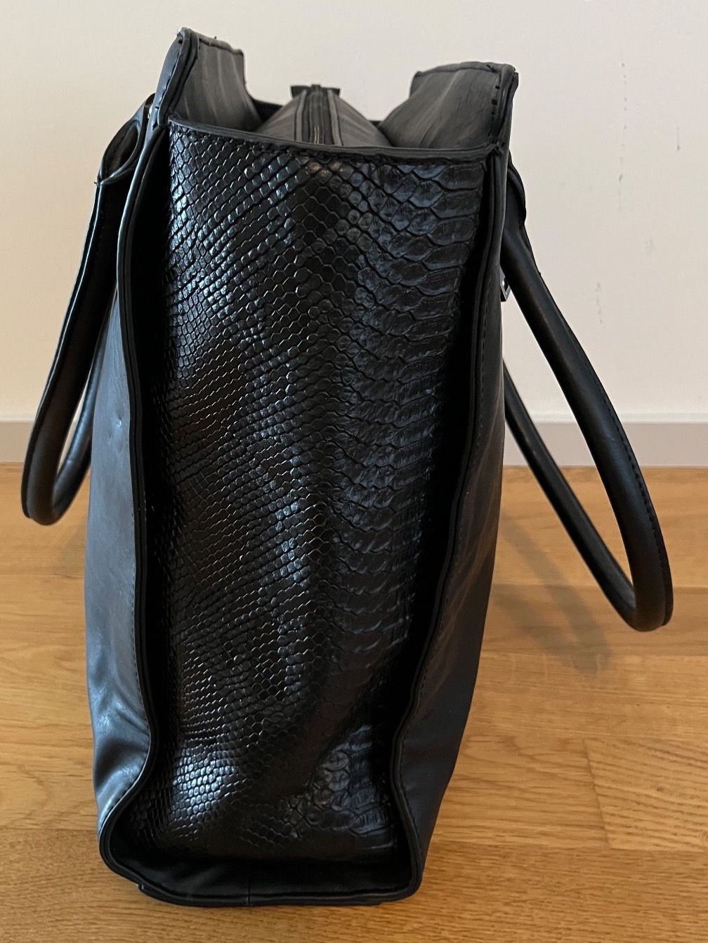 Taschen für Damen: Schwarze Frauenhandtasche – Gebraucht aus Zürich von Bora_0506 1