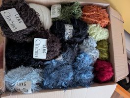 Grosses Wollpaket mit Reste und ganzen Knäueln