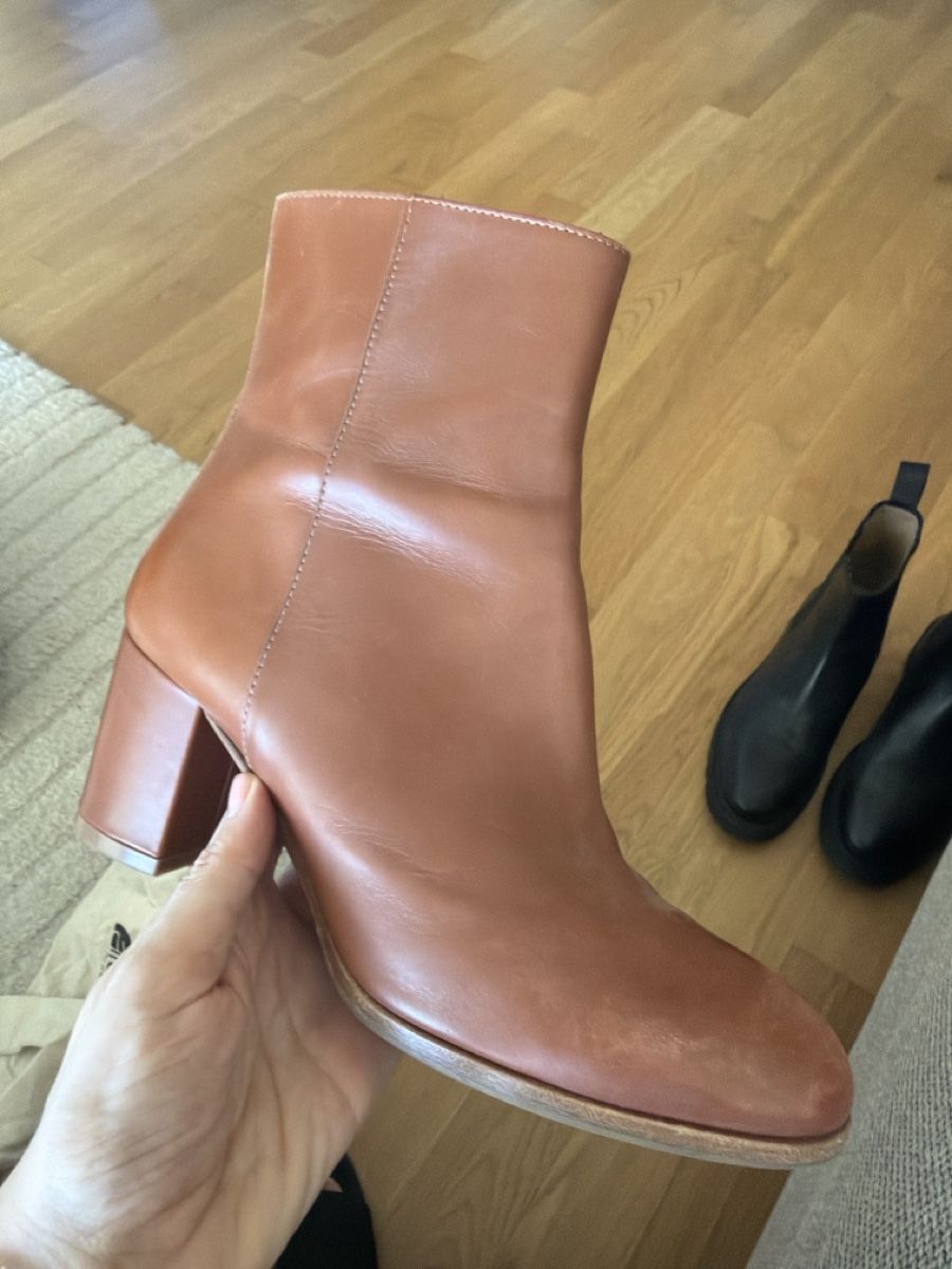Scarpe da donna: Navy boot camel heeled boots – Usato da Zürich venduto da lanz28